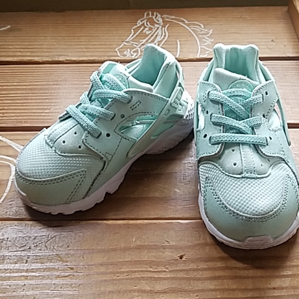 NIKE  huarache size 7c toddlers mint spring green